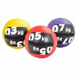 3 kilon pallo on keltainen, 5 kilon pallo on punainen, 7 kilon pallo on violetti.