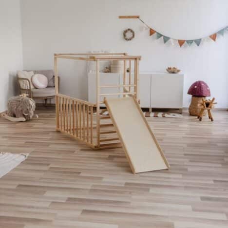 Puinen liukumäki / kiipeilyseinä 2in1