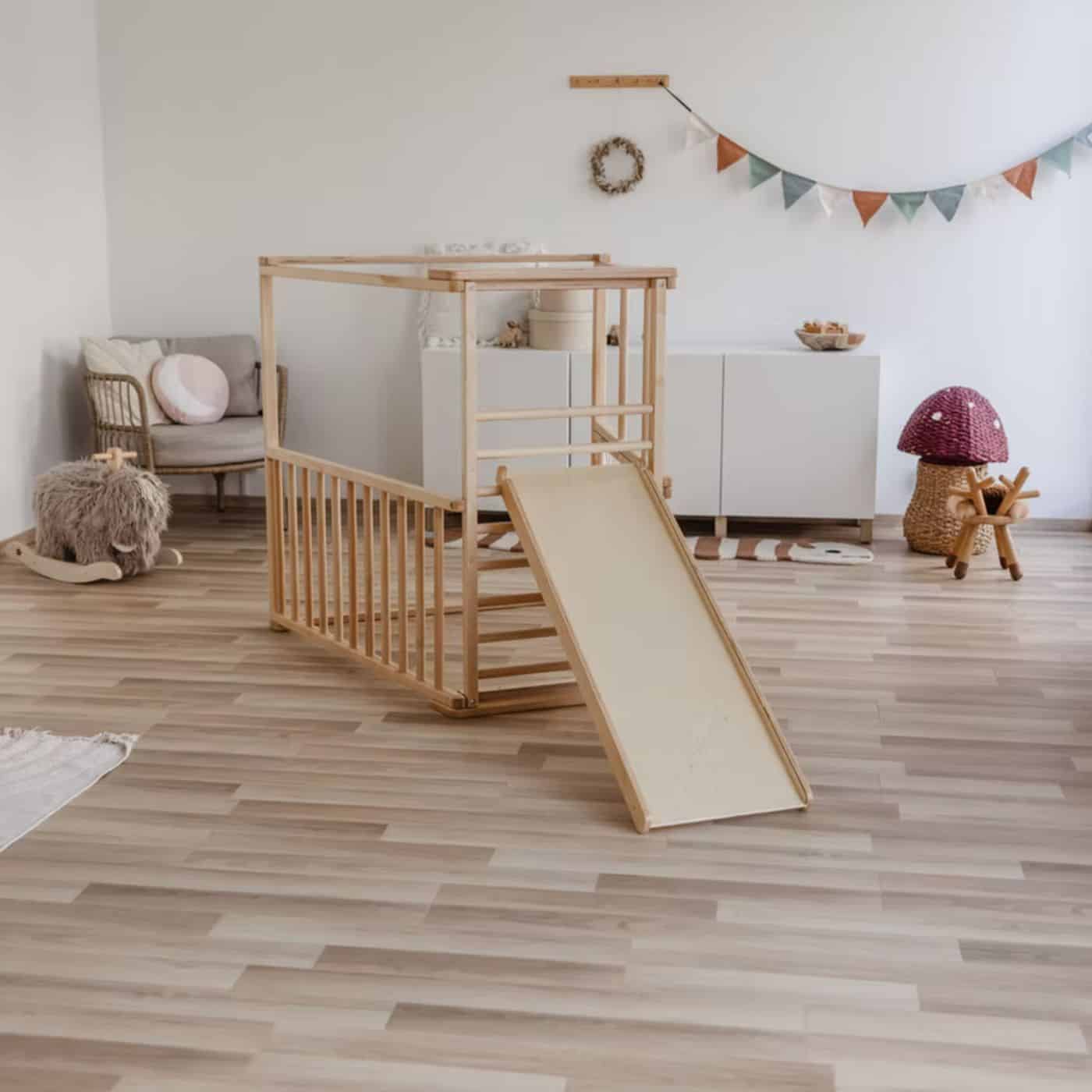 Puinen liukumäki / kiipeilyseinä 2in1
